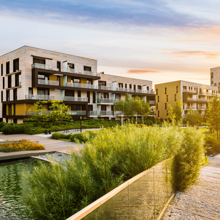Résidence contemporaine et jardins paysagers au coucher du soleil